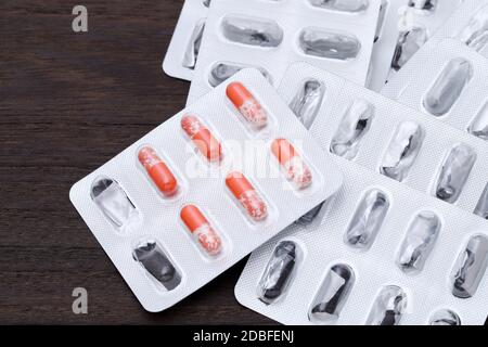 Kleine verbleibende Kapsel des Medikaments in der Verpackung auf dem Tisch Stockfoto