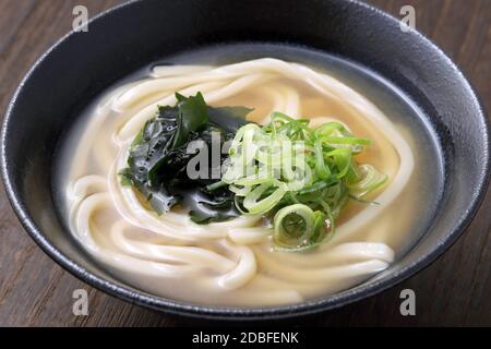 Japanische Curry-Eudon-Nudeln in einer Keramikschale auf dem Tisch Stockfoto