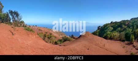 La Gomera - Landschaft der roten Erde im Norden mit Blick auf Teneriffa Stockfoto