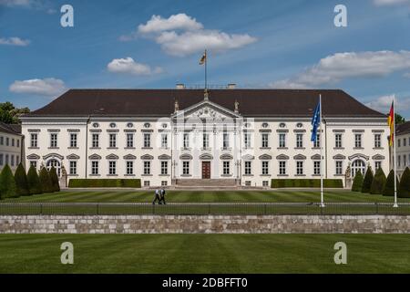 Schloss Bellevue (Deutsches Schloss Bellevue) - im Berliner Bezirk Tiergarten gelegen Stockfoto