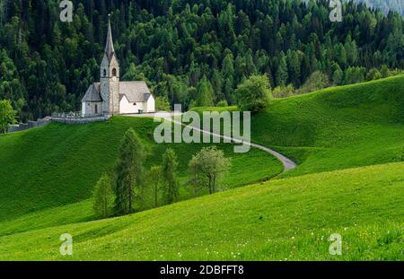 Ein Blick auf eine kleine Kirche in Sauris di Sopra, Italien Stockfoto