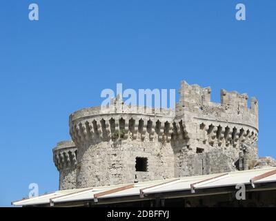 Zwillingstürme des Marine Gate von innen betrachtet Die mittelalterliche Altstadt von Rhodos Stockfoto