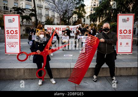 Madrid, Spanien. November 2020. Friseure protestierten vor dem spanischen Parlament und forderten niedrigere Steuern. Die tatsächlichen Steuern für Friseure und Schönheitssalons liegen bei 21%, die Arbeiter fordern die 10%, um Betriebe eines Sektors zu retten, der von der Coronavirus-Pandemie (COVID-19) schwer getroffen wurde. Quelle: Marcos del Mazo/Alamy Live News Stockfoto