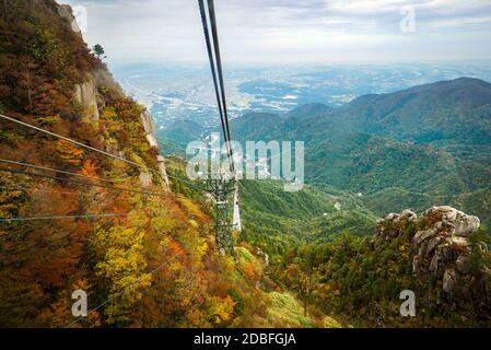 Die Gozaisho Seilbahn (eine japanische Seilbahn), die Linie klettert den Berg Gozaisho in Komono, Mie. Reiter können einen Blick auf Yokkaichi sehen. Der Berg ist es Stockfoto