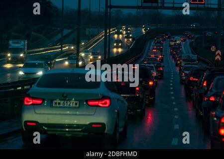 Warschau, Polen - 23. Dezember 2019: Verkehr und Regenwetter auf der Straße in der Stadt. Lichtreflexionen auf nassen Oberflächen. Stockfoto