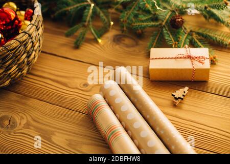 Weihnachten Zero Waste, umweltfreundliche Verpackung. Festliche Weihnachtskomposition verpackt Geschenke in Kraftpapier auf einem Holztisch.Copy space Stockfoto