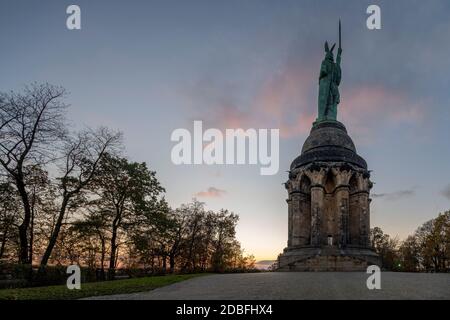 Detmold, Hermannsdenkmal, 1838 - 1875 nach Entwürfen von Ernst von Bandel erbaut und am 16. August 1875 eingeweiht, Blick nach Westen im Sonnenuntergang Stockfoto