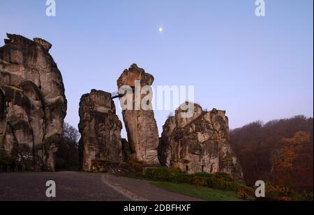 Horn-Bad Meinberg, Externsteine im Herbst, Blick von Nordosten mit Mond Stockfoto