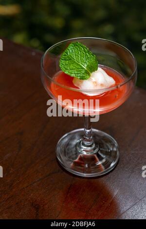 Begrüßungsgetränk mit rotem Mocktail auf Holztisch Stockfoto