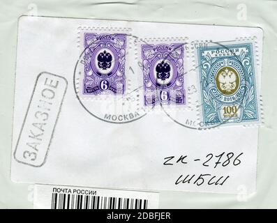 GOMEL, WEISSRUSSLAND - 12. AUGUST 2020: Alter Umschlag, der von Russland nach Gomel, Weißrussland, 12. August 2020 geschickt wurde. Stockfoto