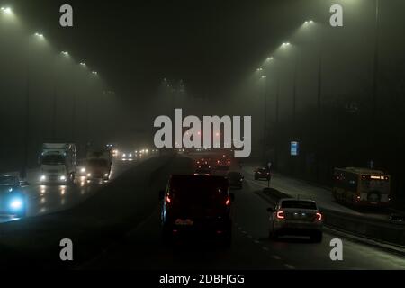 Warschau, Polen - 23. Dezember 2019: Verkehr und Regenwetter auf der Straße in der Stadt. Lichtreflexionen auf nassen Oberflächen. Stockfoto