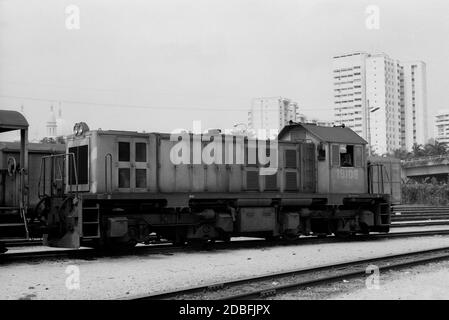 Diesellokomotive der Baureihe 19 Nr. 19106 auf dem Eisenbahnbahnhof von Singapur. 1987. Stockfoto