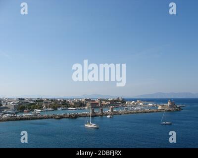 Blick über Rhodos in Richtung nördlicher Mandraki Hafen und St. Nicholas Turm Stockfoto