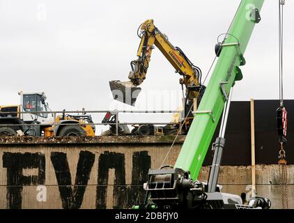 Duisburg, Deutschland. November 2020. Bauarbeiter bereiten neue Fundamente für die Nebenbrücke über die Autobahn A40 vor. Nach dem schweren Unfall eines Tankwagens müssen im Dezember 2020 zwei weitere Eisenbahnbrücken abgerissen und eine Hilfsbrücke für den Eisenbahnverkehr angehoben werden. Quelle: Roland Weihrauch/dpa/Alamy Live News Stockfoto