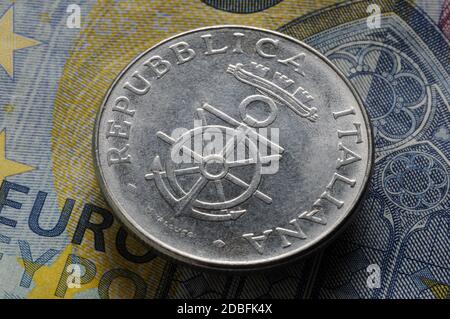 Alte italienische Lira-Münze auf Euro Stockfoto