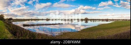 Panoramablick auf überschwemmtes Ackerland in North Yorkshire, Großbritannien Stockfoto