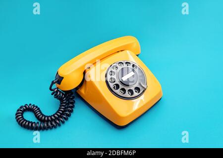 Orange Retro Vintage Telefon auf blau Stockfoto