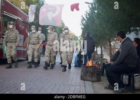 Izmir, Türkei - 11. November 2020. Türkische Soldaten gehen in Zeltstadt in Izmir Türkei. Nach dem Erdbeben am 30. Oktober 2020 Stockfoto