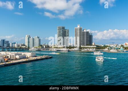 Miami, FL, USA - 28. April 2019: Luxus Hochhaus-Wohnanlagen mit Blick auf den Bootsverkehr auf dem Florida Intra-Coastal Waterway (Meloy Channel Stockfoto