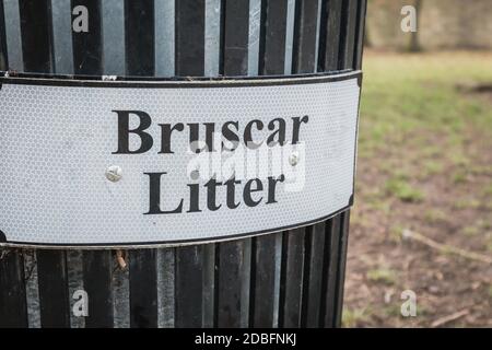 Mülltonnen Mülltonnen Bruscar in einem öffentlichen Park in Irland in der Nähe von Dublin Stockfoto