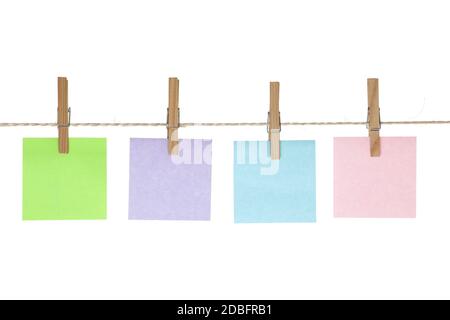 Vier farbige Erinnerungsnotizen auf der Saitenlinie mit Klammern Stockfoto