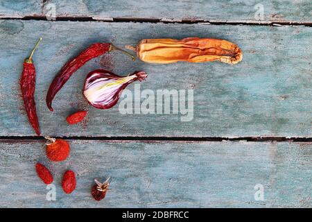 Alt ausgetrocknet, verdorbenes Gemüse, Zwiebeln, Tomaten, Chili, Zucchini Stockfoto