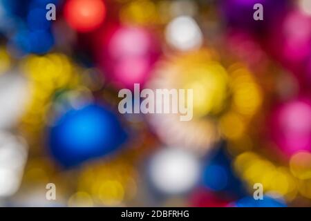 Defokussierte Weihnachten festliche Dekorationen, abstrakt verschwommen Bokeh Hintergrund-Effekt. Aus dem Fokus glühende Lichter Feier Textur für den Einsatz bei Grafik-Design Stockfoto