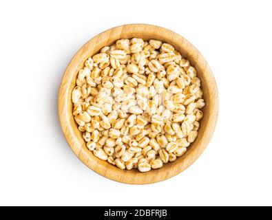 Puffweizen mit Honig in Schale isoliert auf weißem Hintergrund bedeckt. Stockfoto