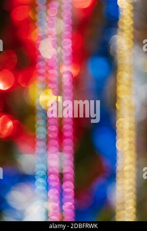 Unscharf bunt abstrakt verschwommen Bokeh Hintergrund von Kugeln, Lametta und Perlen. Fotoeffekt mit Lichtreflexen. Weihnachtsschmuck Dekorationen Stockfoto