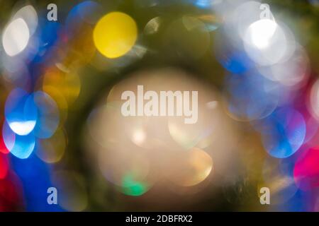 Defokussierte Weihnachten Ornament Dekorationen, abstrakt verschwommen Bokeh Hintergrund-Effekt. Unscharf leuchtende Feiertagslichter, Feier-Textur. Stockfoto