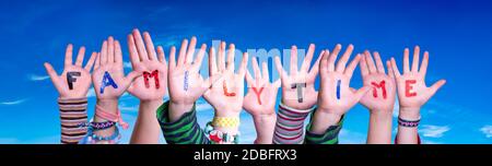Kinder Hände Gebäude Bunte Englisch Wort Familytime. Blauer Himmel Als Hintergrund Stockfoto