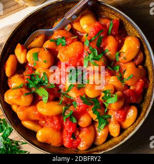 Rustikale Riesenbohnen mit frischer Tomatensauce Stockfoto