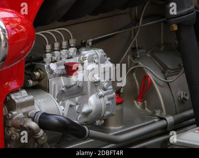 Silberner Motorblock in rotem Traktor-Oldtimer Stockfoto