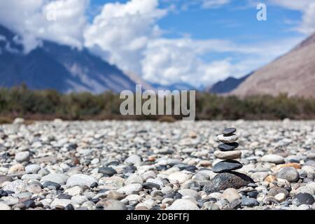 Zen ausgewogene Steinen Stapel im Himalaya-Gebirge Stockfoto