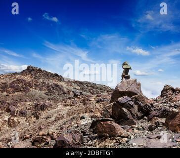 Zen ausgewogene Steine stapeln Cairn in Himalaya-Bergen Stockfoto