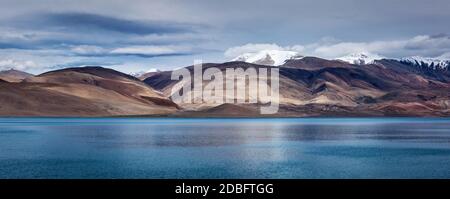 Panorama des Himalaya Bergsees im Himalaya Tso Moriri (offizieller Name: Tsomoriri Wetland Conservation Reserve), Korzok, Changthang Gebiet, Ladakh, Stockfoto