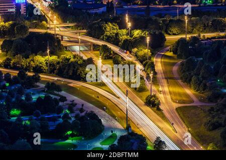 Erhöhter Blick auf die deutsche Autobahn bei Nacht. München, Bayern, Deutschland, Stockfoto