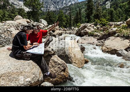 Wanderer Wanderer lesen eine Wanderkarte auf Wanderung im Himalaya-Gebirge. Himachal Pradesh, Indien Stockfoto