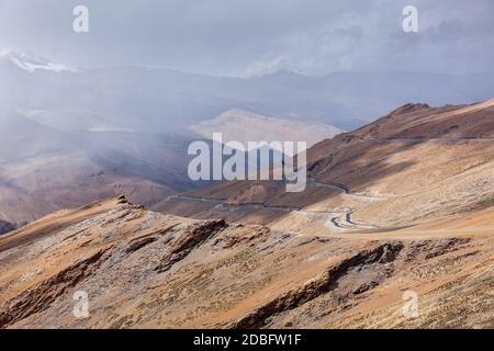 Straße im Himalaya in Wolken in der Nähe Tanglang la Pass - Himalayan Bergpass auf der Leh-Manali Autobahn. Ladakh, Indien Stockfoto