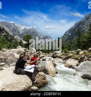 Wanderer Wanderer lesen eine Wanderkarte auf Wanderung im Himalaya-Gebirge. Himachal Pradesh, Indien Stockfoto