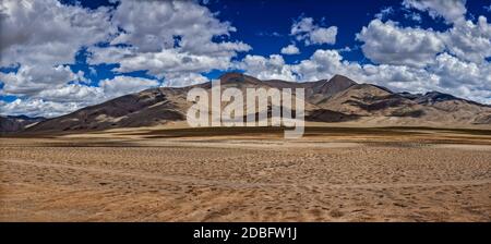 Panorama des Himalaya Landschaft im Himalaya Manali-Leh Landstraße. Himachal Pradesh, Indien Stockfoto