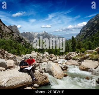 Wanderer Wanderer lesen eine Wanderkarte auf Wanderung im Himalaya-Gebirge. Himachal Pradesh, Indien Stockfoto