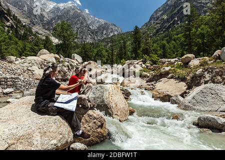 Wanderer Wanderer diskutieren Route auf Wanderung im Himalaya-Gebirge. Himachal Pradesh, Indien Stockfoto