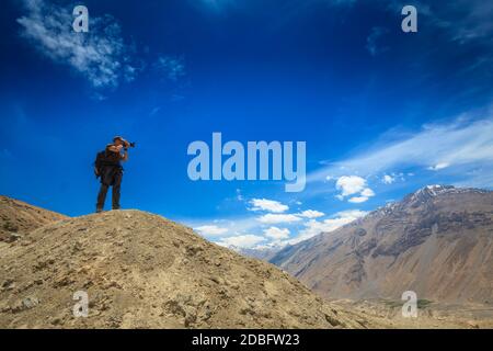 Fotografen fotografieren im Himalaya-Gebirge. Spiti Tal, Himachal Pradesh, Indien Stockfoto