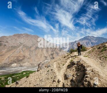 Fotografen fotografieren im Himalaya-Gebirge. Spiti Tal, Himachal Pradesh, Indien Stockfoto