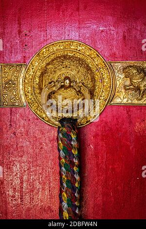 Dekoriert Türgriffe von Kee Gompa tibetischen buddhistischen Kloster. KI, Spiti Valley, Himachal Pradesh, Indien Stockfoto