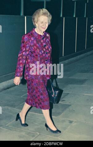 Premierministerin Margaret Hilda Thatcher bei Ankunft am Flughafen London Heathrow Oktober 1994 Stockfoto