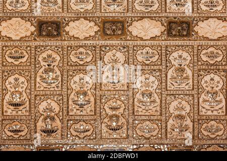 Der Spiegelsaal Wand im Amber Fort Palace. Rajasthan, Indien Stockfoto