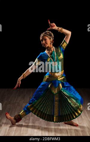 Junge schöne Frau Tänzerin Exponent der indischen klassischen Tanz Bharatanatyam Stockfoto