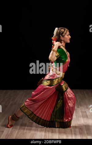 Junge schöne Frau Tänzerin Exponent der indischen klassischen Tanz Bharatanatyam Stockfoto